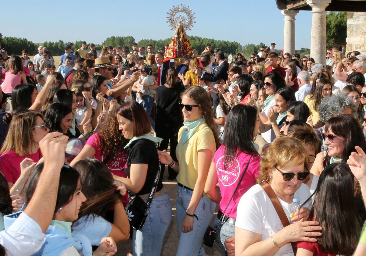 La romería de la Virgen del Bustar, en imágenes