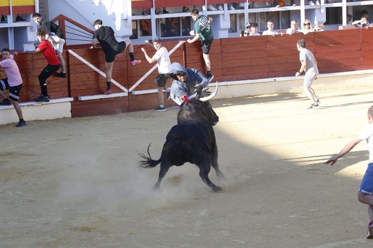 El joven, durante la cogida.