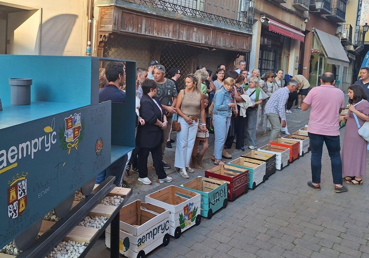 La presentación de la campaña destacó por la presencia de la réplica de una locomotora con los vagones