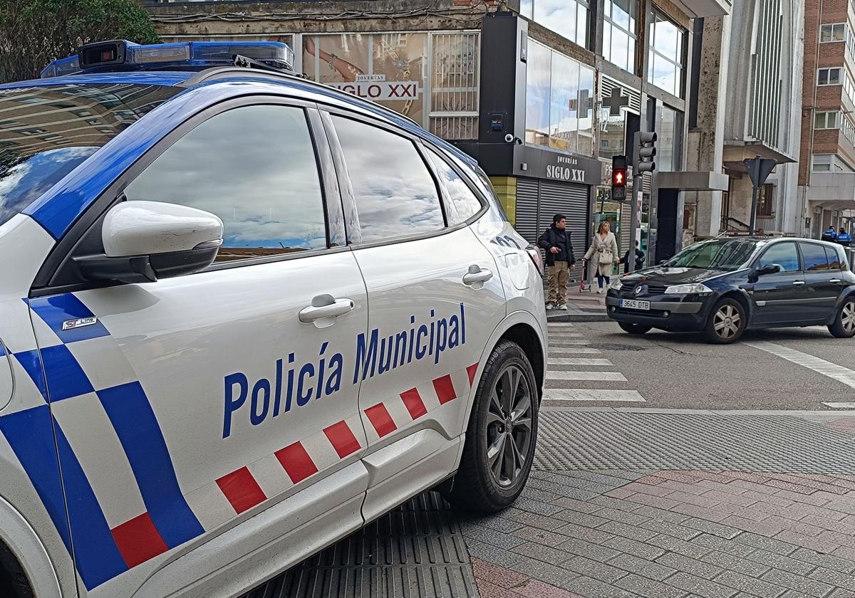 Un joven se encierra en su habitación ante las amenazas racistas de su compañero de piso