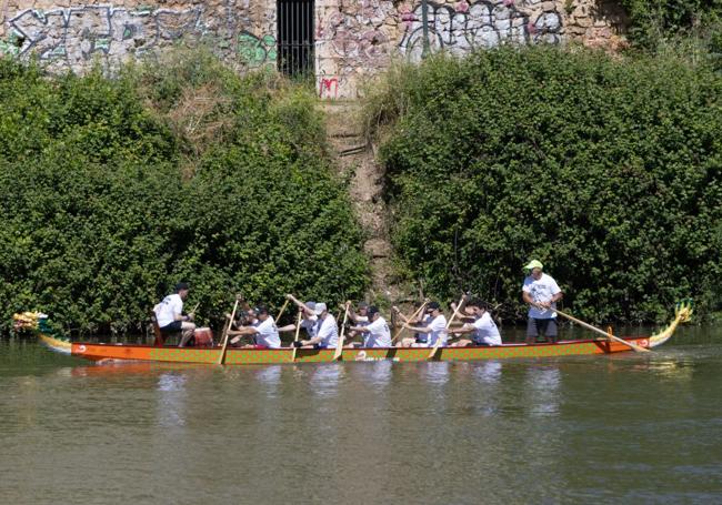El barco de Los Celtas, con ayuda de piragüistas, en plena competición.