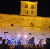 El Trío Caracol actuando ante la iglesia de San Miguel en San Miguel del Pino