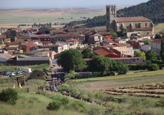 Los participantes a la salida de la marcha con Valdenebro de los Valles al fondo