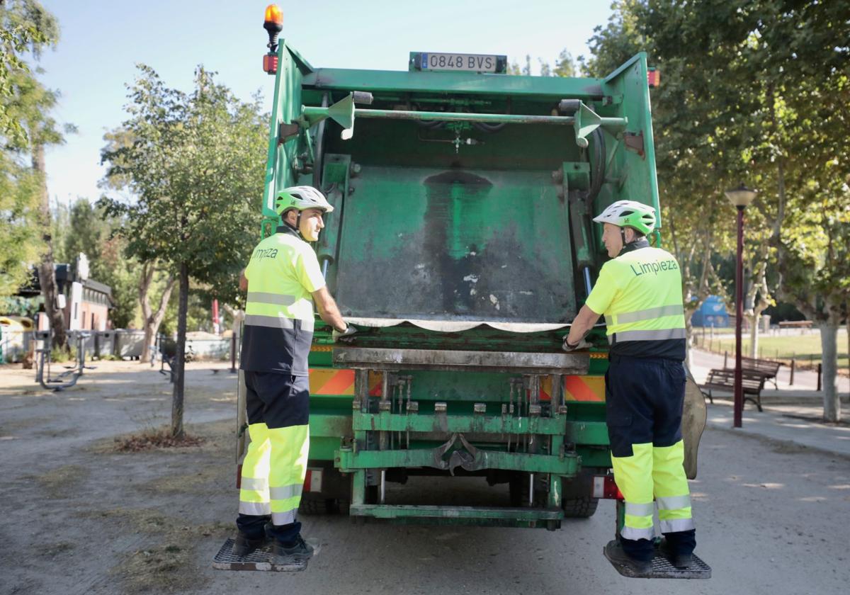 Un camión de basura recoge residuos en la zona de Las Moreras.