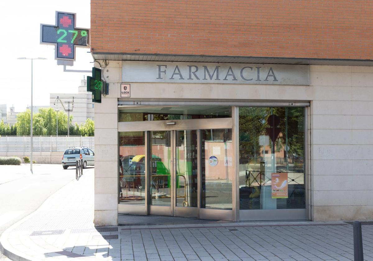 Fuerza dos coches tras quedar en libertad por asaltar una farmacia el día anterior
