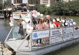 Socios y colaboradores de la asociación medioambiental, durante la inauguración de la nueva plataforma.
