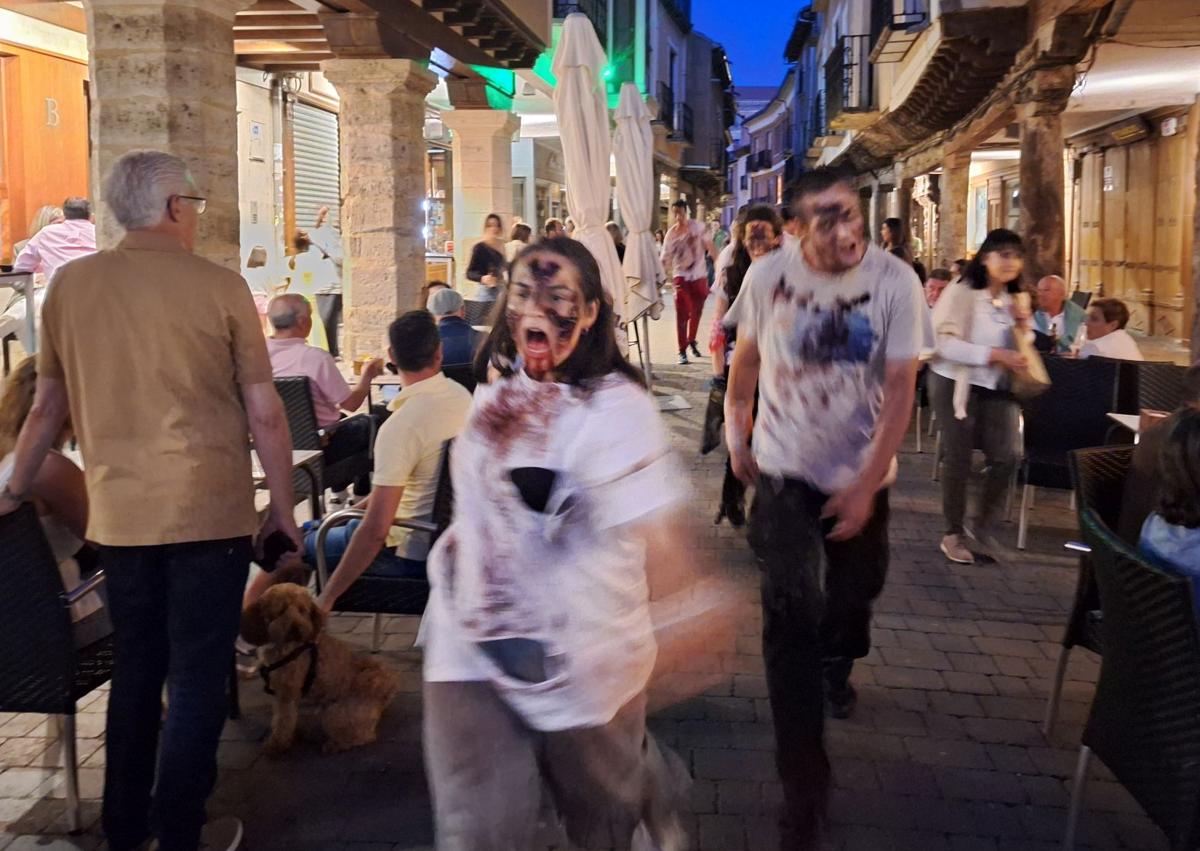 Imagen secundaria 1 - Los participantes, en las calles de Medina de Rioseco.