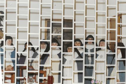 Las monjas de clausura, en el locutorio del convento de Fuensaldaña. 10 de septiembre de1986.