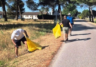 Voluntarios de municipios de Tierra de Pinares participan en una iniciativa contra la 'basuraleza'