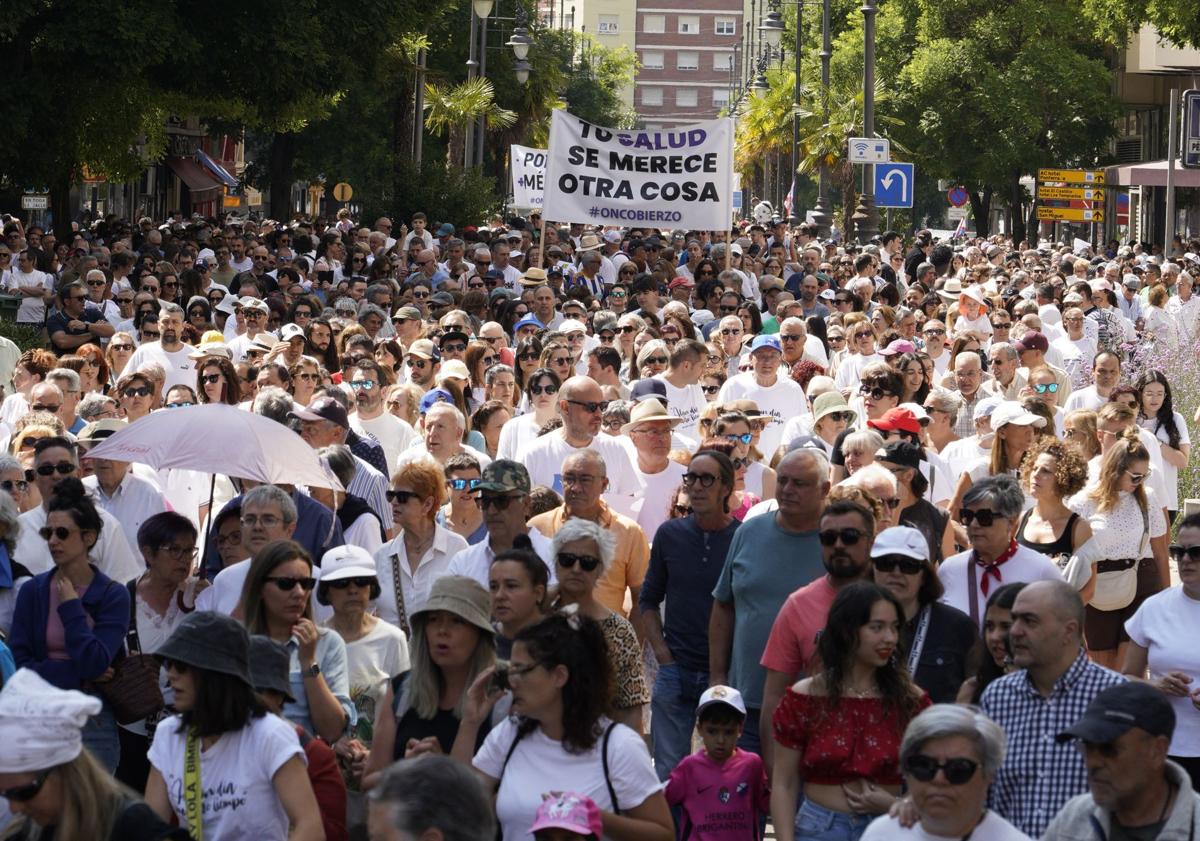 Imagen principal - Tres momentos de la manifestación para exigir a la Junta recursos sanitarios en El Bierzo.