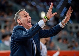 El técnico del Súper Agropal Palencia, Luis Guil, da instrucciones a sus jugadores durante la semifinal ante el Fuenlabrada.