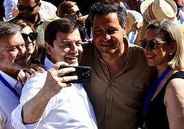Alfonso Fernández Mañueco se hace una foto con Raúl de la Hoz e Isabel Blanco, en presencia de Francisco Vázquez.