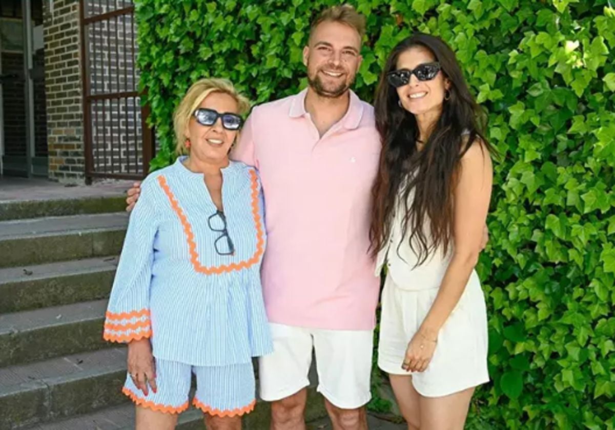 Carmen Borrego, con su hijo José María Almoguera y María La Jerezana.
