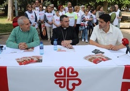 El obispo Mikel Garciandía presenta los datos de Cáritas de 2024 junto con el director de la entidad y un beneficiario del programa.
