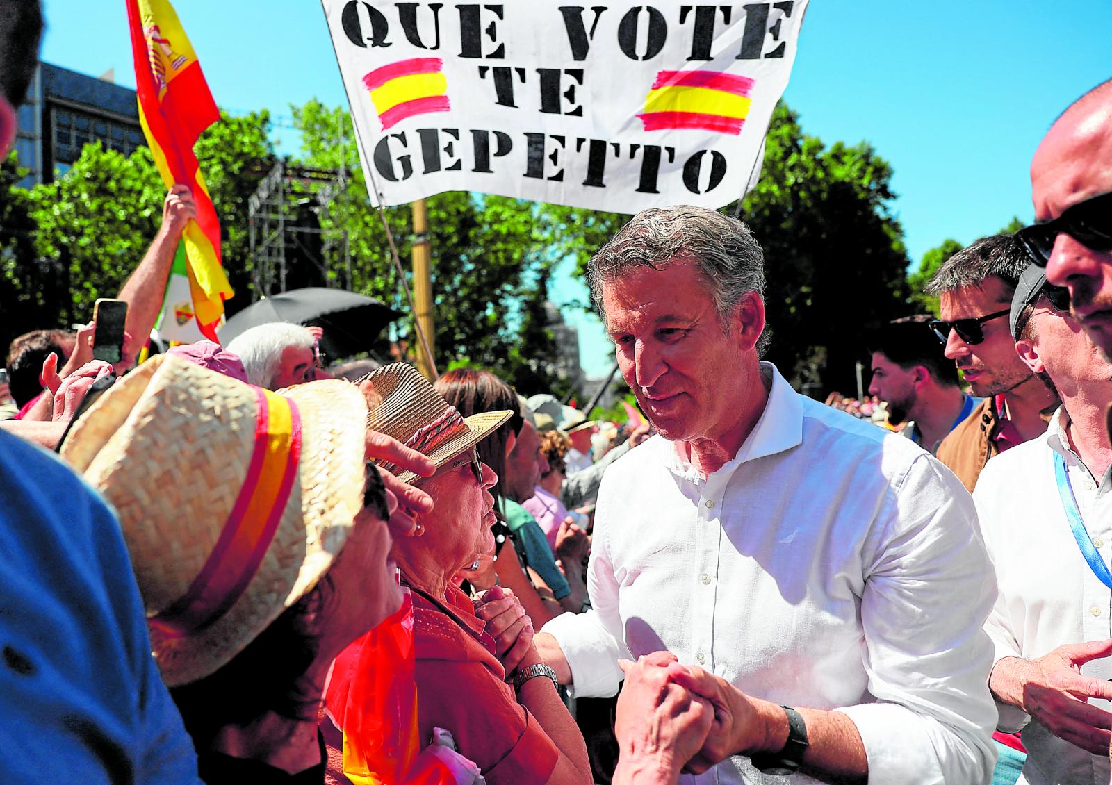 Núñez Feijóo, ayer en la manifestación de Madrid.