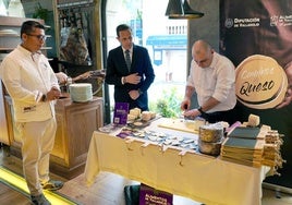 El presidente de la Diputación de Valladolid, Conrado Íscar, inaugura la campaña de promoción del queso artesano de la provincia en Madrid.