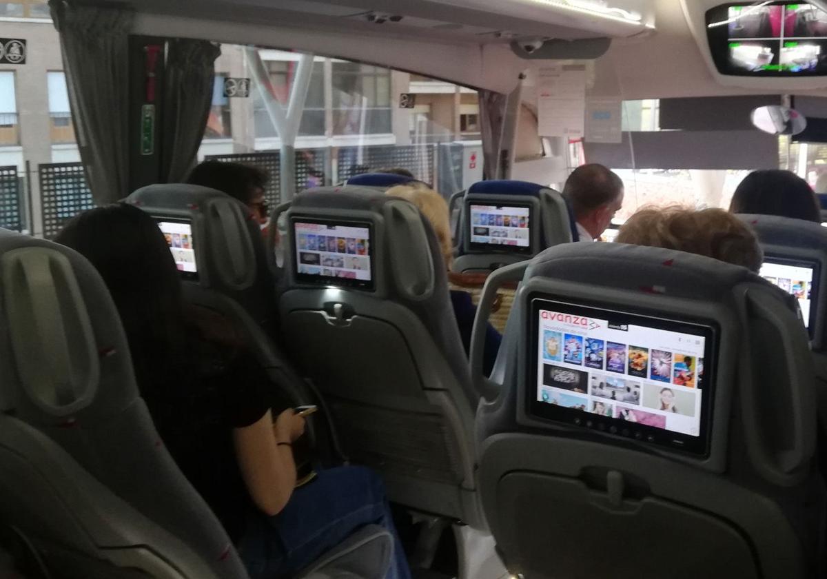 Viajeros subidos en un autobús de Avanza durante un trayecto.