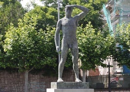 El monumental 'Campesino ibérico', de 4,5 metros, al inicio de la avenida de Asturias.
