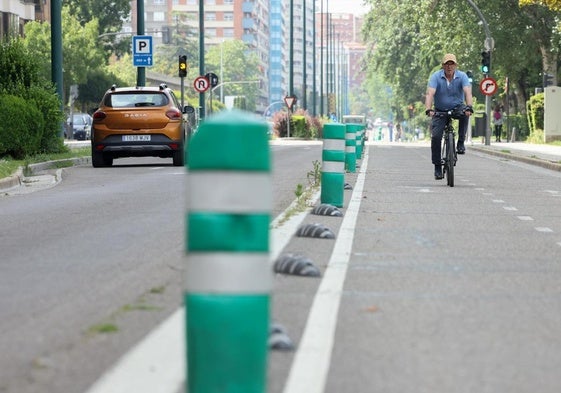 Un ciclista utiliza el antiguo carril bici del Paseo Isabel la Católica.