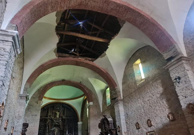 El boquete de 30 metros que se abrió en el techo del templo.