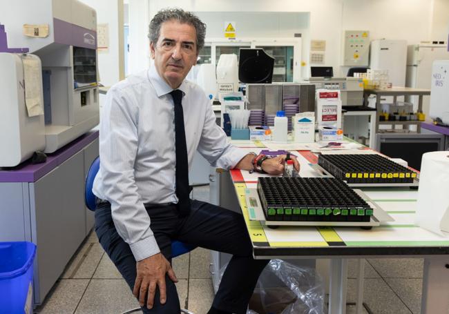 Miguel Ángel Ortiz de Valdivielso, director gerente del Centro de Hemoterapia y Hemodonación de Castilla y León, en las instalaciones de análisis y procesamiento de las donaciones.