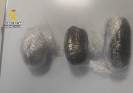 Imagen de los tres envoltorios que portaba la detenida.