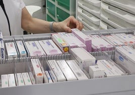Cajón de medicamentos de una farmacia.