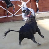 Momento en el que el astado alcanza al joven, el sábado en Medina del Campo.