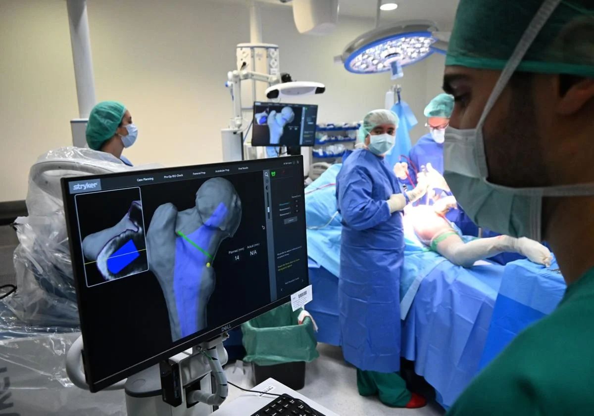 Deniegan a una palentina elegir hospital para operarse en el Clínico con el robot Mako