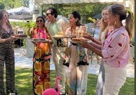 Íñigo Onieva junto a Tamara Falcó y amigos en la fiesta.