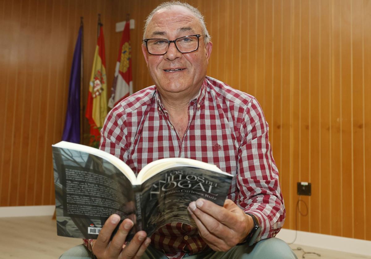 Ramiro Curieses, con su libro 'Los anillos del nogal'.