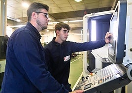 Dos alumnos del centro de Formación Profesional Juan de Herrera, en Valladolid.