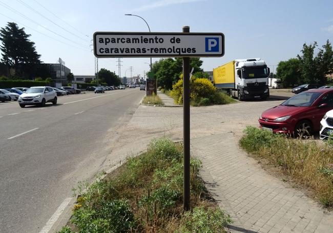 Acceso al aparcamiento de tierra de la calle Topacio.