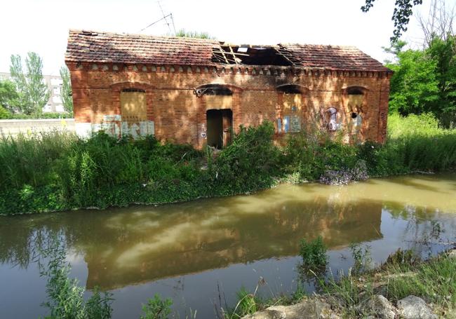 Exterior de la centenaria caseta, con la parte central de su cubierta destrozada por el incendio que destruyó su interior.