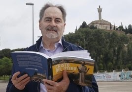 Segundo Fernández Morate, a los pies del cerro, con uno de sus libros.