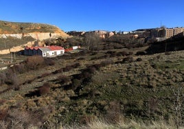 Cabecera del valle de Tejadilla, con bloques de viviendas de Santa Teresa-Puente de Hierro al fondo.