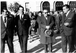 Juan Mena, Gratianano Nieto (director general de Bellas Artes), Victorio Macho y Vicente Asuero (gobernador civil) en la inauguración del monumento a Berruguete en Palencia.