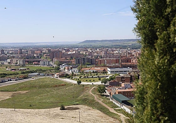 Terrenos junto al campo de fútbol del Otero, en los que se construirá el aparcamiento para visitantes.