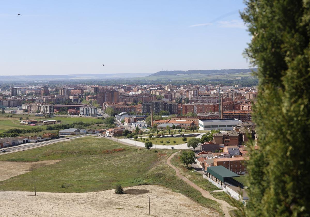 Terrenos junto al campo de fútbol del Otero, en los que se construirá el aparcamiento para visitantes.