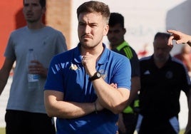 Marchena, pensativo el pasado sábado en el encuentro ante el filial del Burgos en Las Salinas