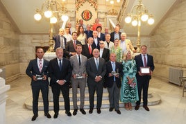 Foto de grupo en las escaleras de la Casa Consistorial, tras la entrega de los premios.
