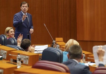 Alfonso Fernández Mañueco (PP) se dirige a David Hierro (Vox), que le muestra el papel que el presidente de la Junta 'engurruñó' plenos atrás.