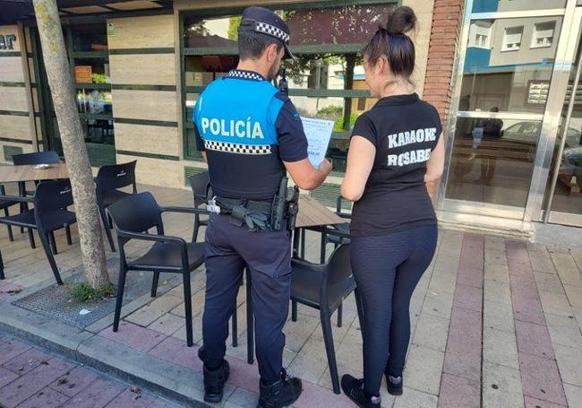 Un agente revisa la documentación de la terraza de un establecimiento de la capital.