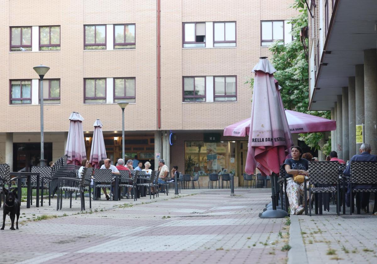 Clientes en las terrazas de la plaza Rosa Chacel, en el barrio de Delicias.