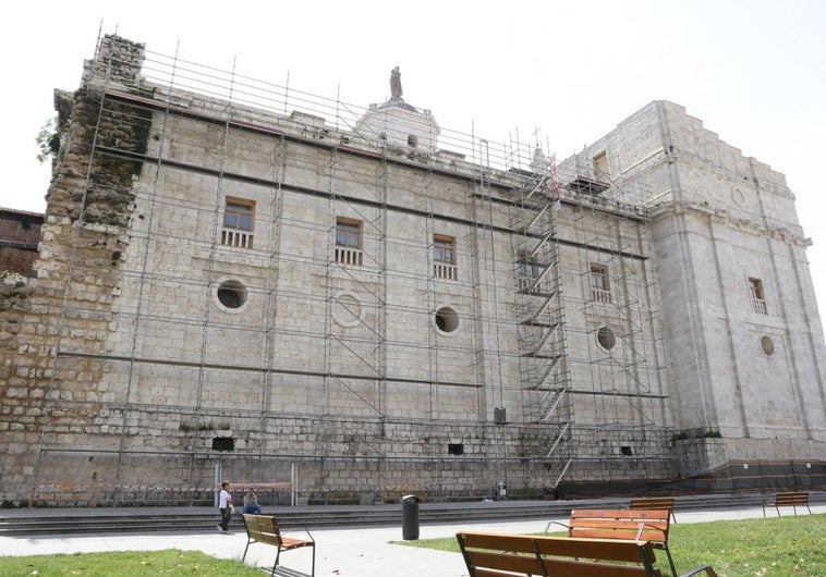 Los andamios cubren el lateral de la Catedral de Valladolid para los trabajos de reparación de la cubierta.