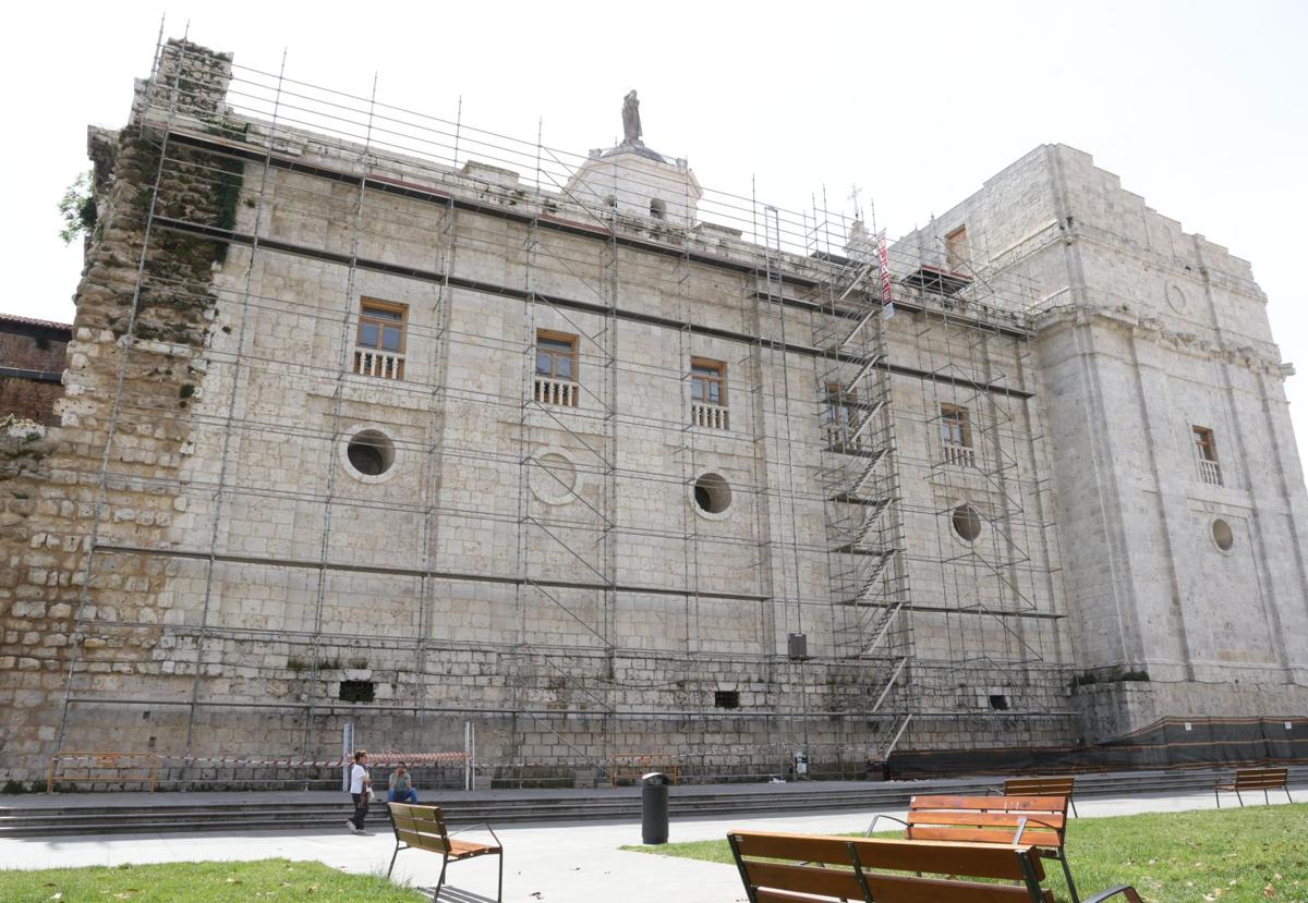 Los andamios cubren el lateral de la Catedral de Valladolid para los trabajos de reparación de la cubierta.