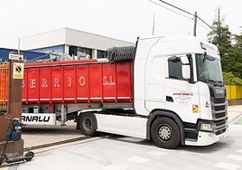 Un camión cargado de chatarra sale este martes de las instalaciones del polígono San Cristóbal de Valladolid donde Bimbo fabricaba sus productos.