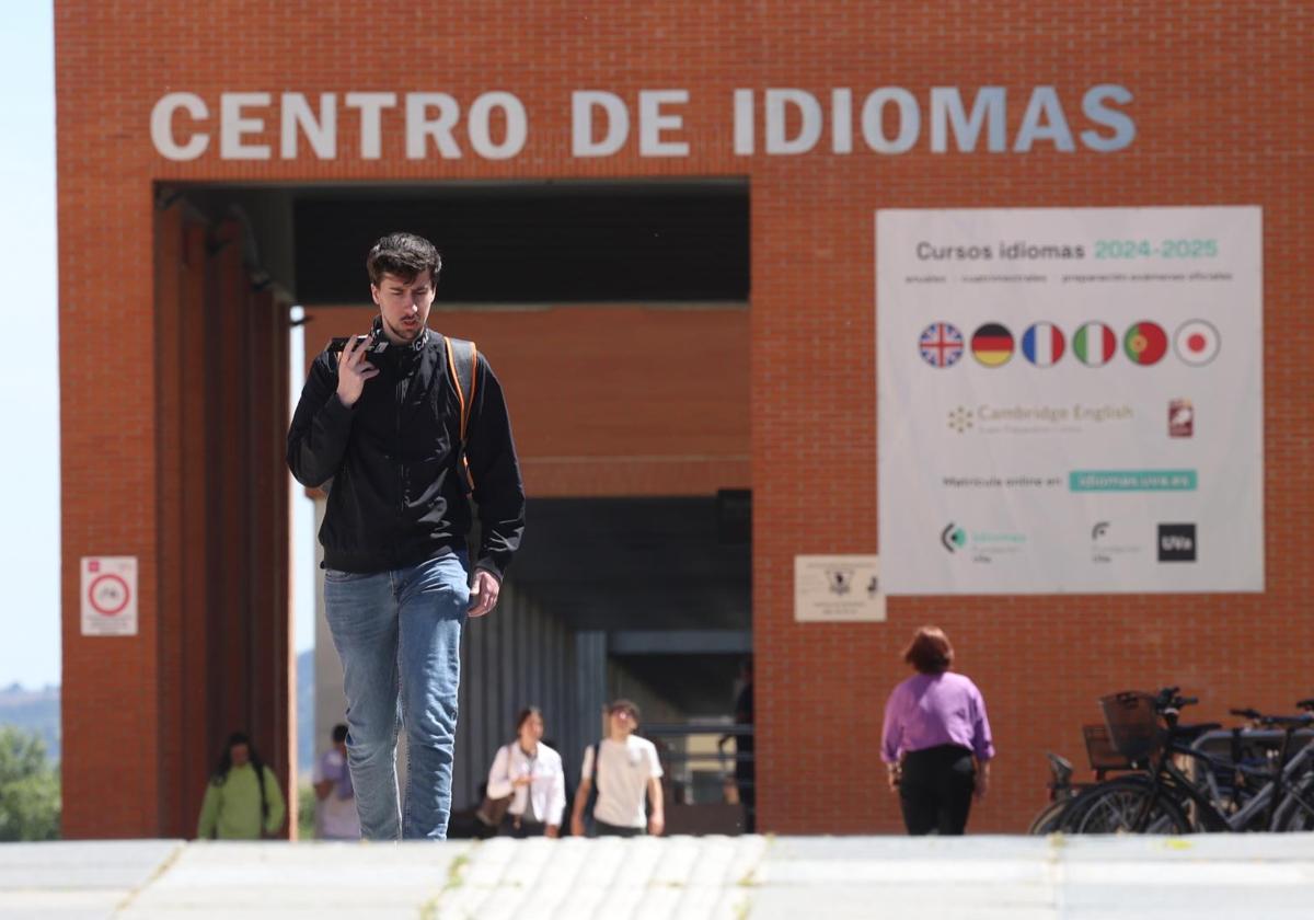 Un estudiante universitario camina por el campus Delibes de la Universidad de Valladolid.