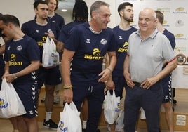 Jugadores, cuerpo técnico y directiva del Súper Agropal Palencia, en las instalaciones del patrocinador principal.