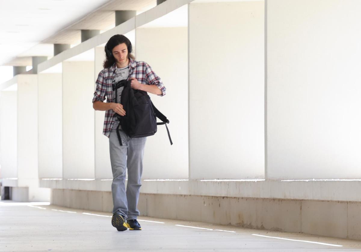 Un estudiante camina por el campus Miguel Delibes de la UVA.